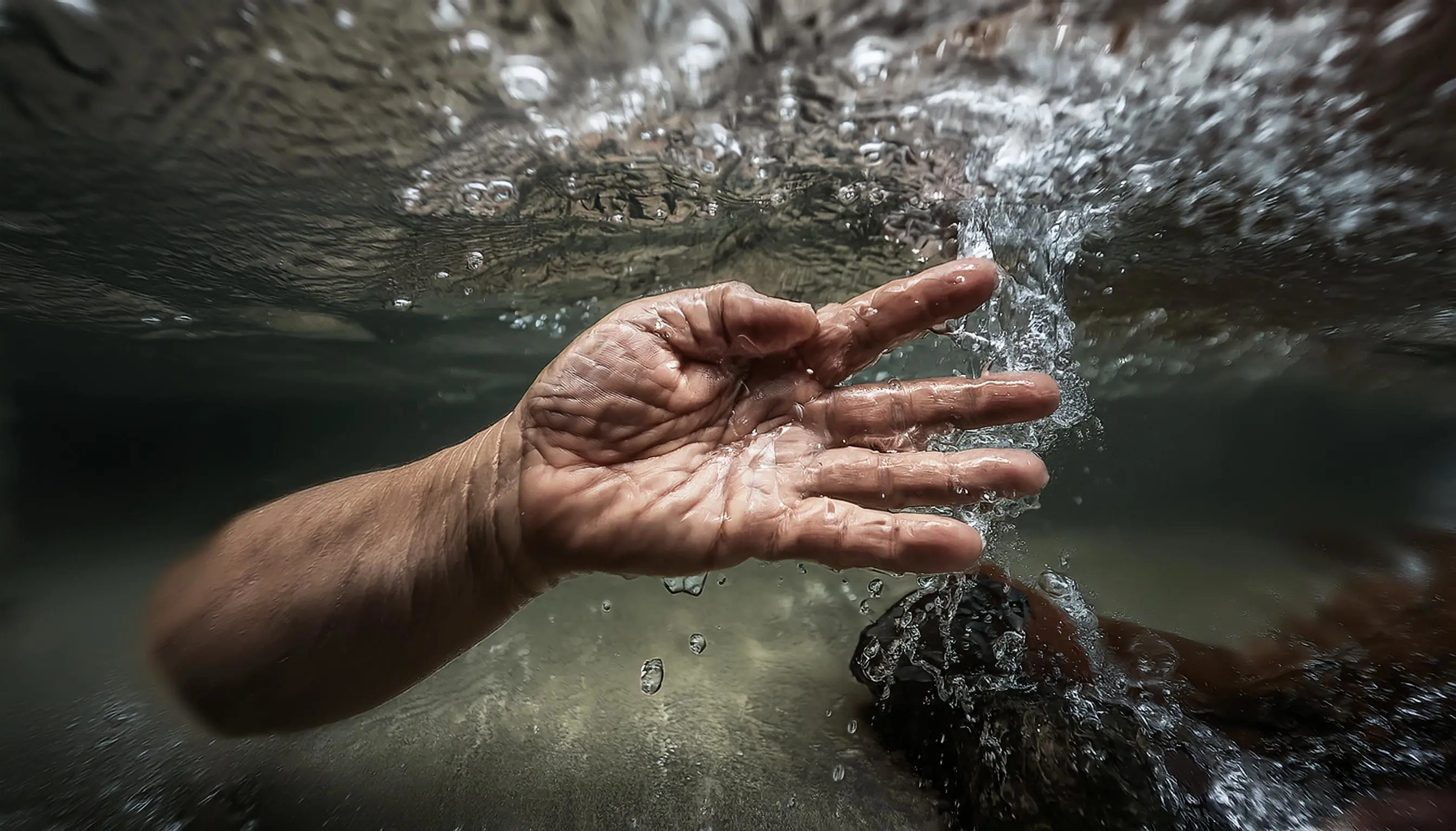 Perché le dita si raggrinziscono nell'acqua?